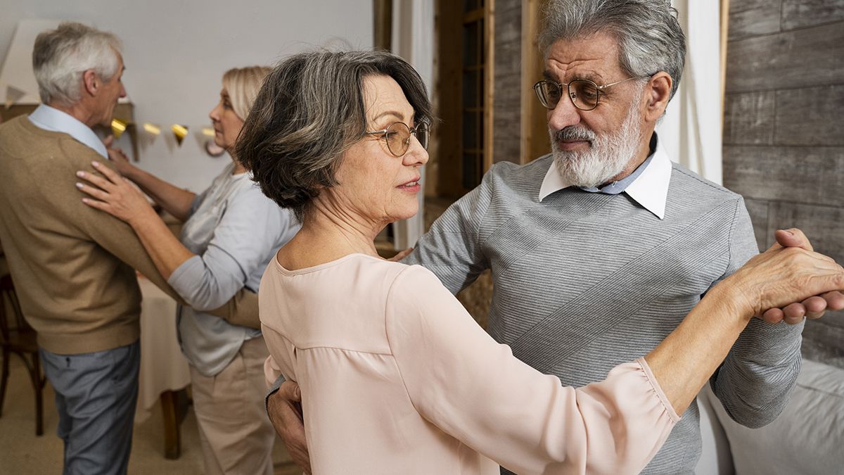 Cómo empezar a bailar: Se recomienda consultar a un profesional de la salud, elegir estilos sencillos y priorizar el disfrute. Cómo empezar a bailar: Se recomienda consultar a un profesional de la salud, elegir estilos sencillos y priorizar el disfrute.