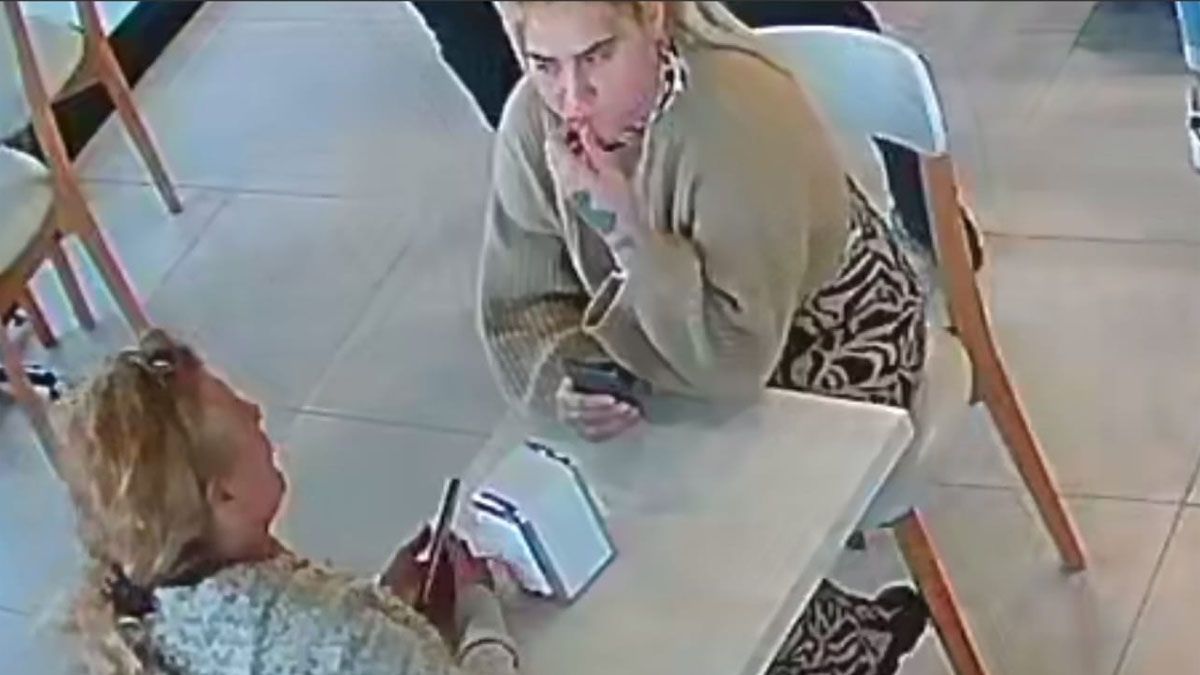 Las ladronas se sentaron en una mesa de la heladería Santilli, de Tunuyán, para aprovechar algún descuido y robar. Las ladronas se sentaron en una mesa de la heladería Santilli, de Tunuyán, para aprovechar algún descuido y robar.