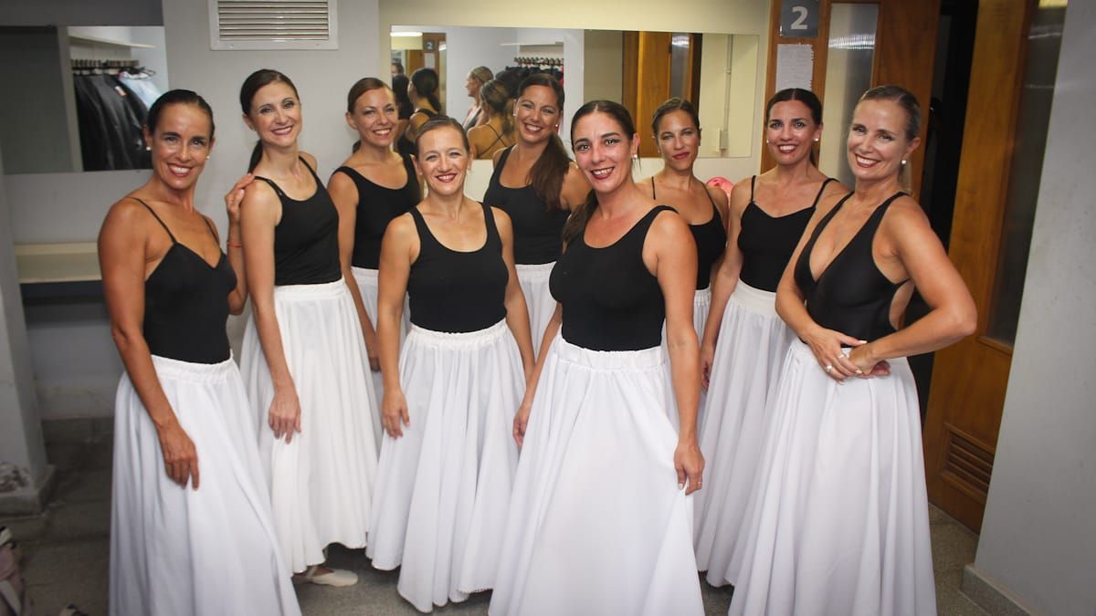 Mariana Farinha y su grupo de amigas de la danza, en camarines de la Fiesta de la Vendimia. Bailan juntas desde los 18 años. Mariana Farinha y su grupo de amigas de la danza, en camarines de la Fiesta de la Vendimia. Bailan juntas desde los 18 años.