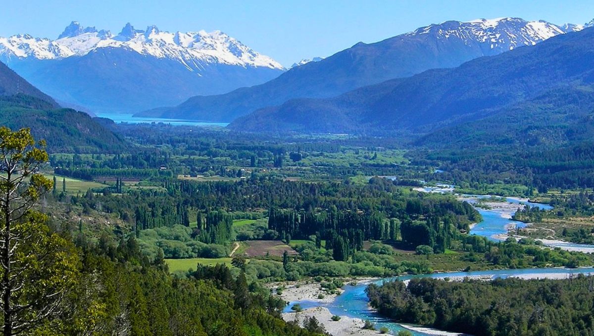 Valle del Río Azul en El Bolsón, ubicado en la provincia de Río Negro, Argentina. Valle del Río Azul en El Bolsón, ubicado en la provincia de Río Negro, Argentina. 