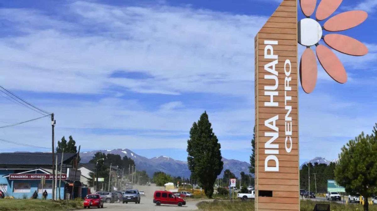 Dina Huapi se encuentra a 15 kilómetros de San Carlos de Bariloche y a 1.556 de la Ciudad de Buenos Aires Dina Huapi se encuentra a 15 kilómetros de San Carlos de Bariloche y a 1.556 de la Ciudad de Buenos Aires