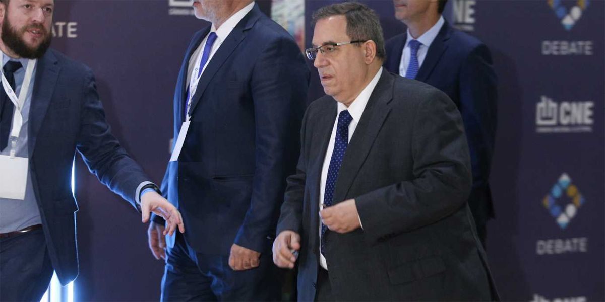 El referente liberal Carlos Maslatón apoya a Sergio Massa en el balotaje. El referente liberal Carlos Maslatón apoya a Sergio Massa en el balotaje.