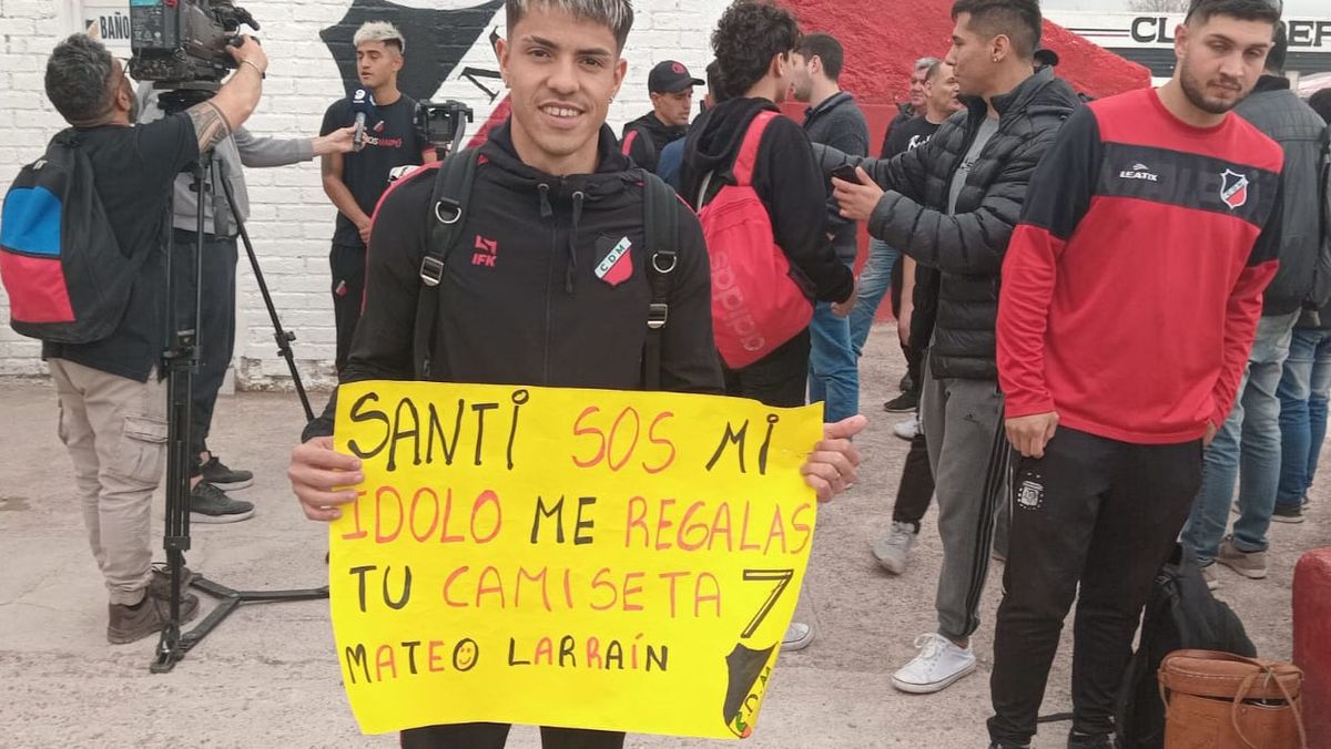 .Santiago González muestra el pedido de un niño que le pidió la camiseta y se la regaló.