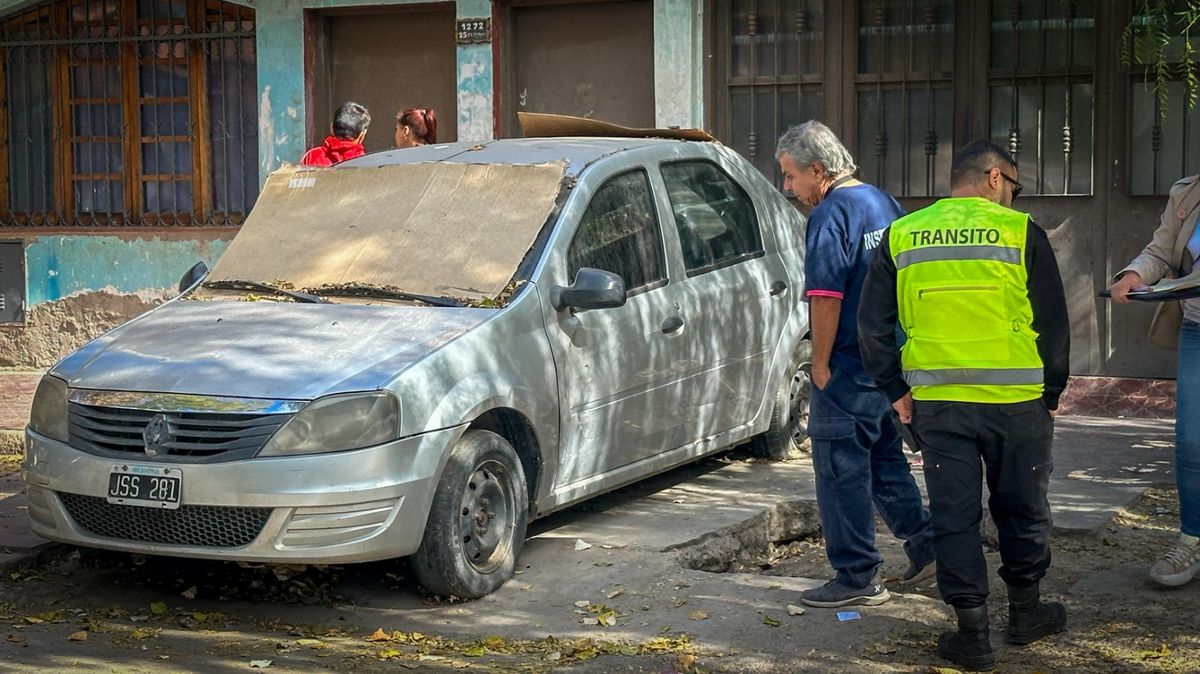 Uno de los autos abandonados, en este caso en un puente. Uno de los autos abandonados, en este caso en un puente.