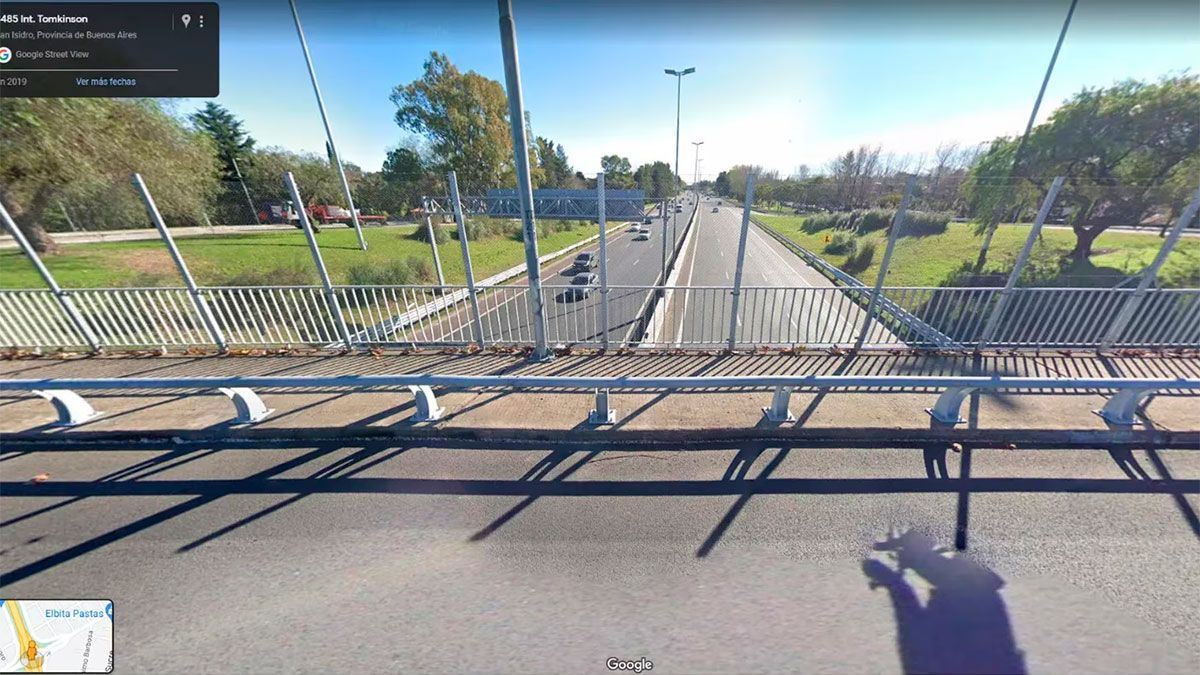 El hombre estaba colgado en el puente que da a la avenida Tomkinson, a la altura de San Isidro. (Foto: Captura Google Maps).