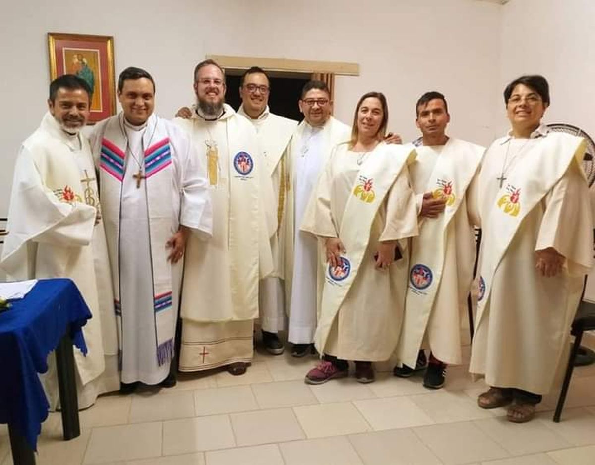 Gerardo Bustamante (segundo de izquierda a derecha) con los religiosos y religiosas del Centro Cristiano internacional Anawin. En este culto, Gerardo es actualmente obispo. Gerardo Bustamante (segundo de izquierda a derecha) con los religiosos y religiosas del Centro Cristiano internacional Anawin. En este culto, Gerardo es actualmente obispo.