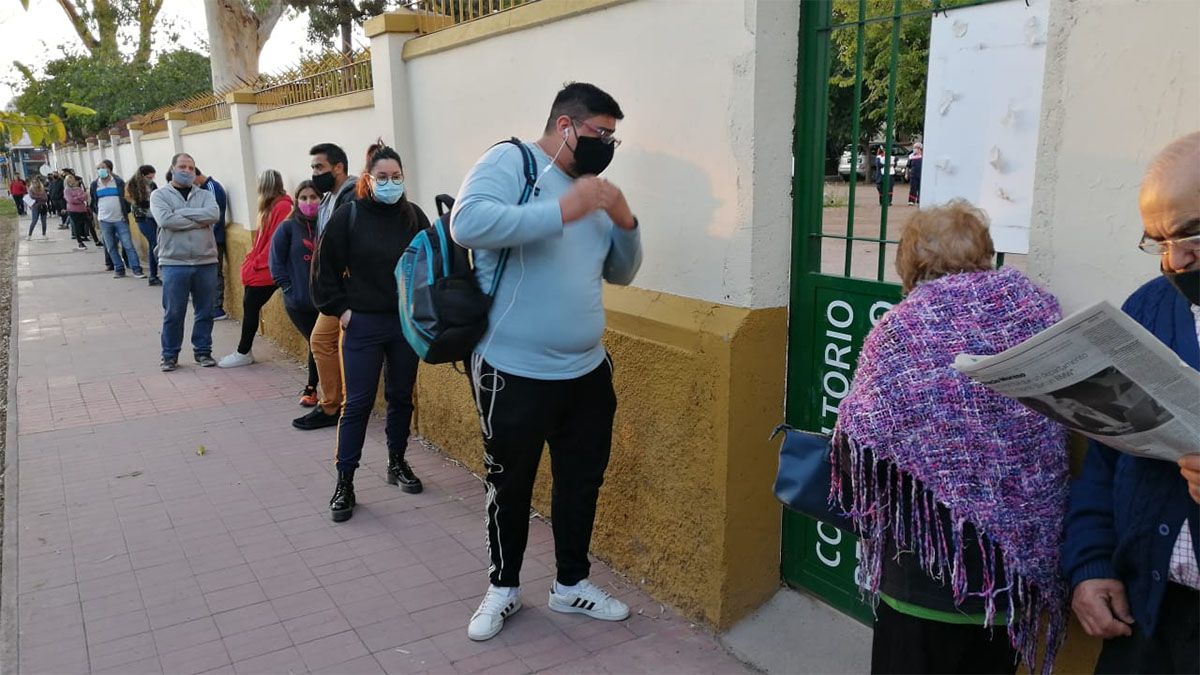 Con el aumento de los casos de coronavirus en Mendoza, volvieron las filas por un hisopado