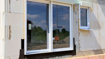 Cómo sellar marcos de ventanas por los que entra agua o aire frío