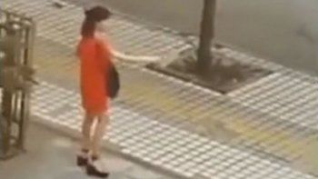 Un hombre salvó a una mujer que quería suicidarse en plena vía pública
