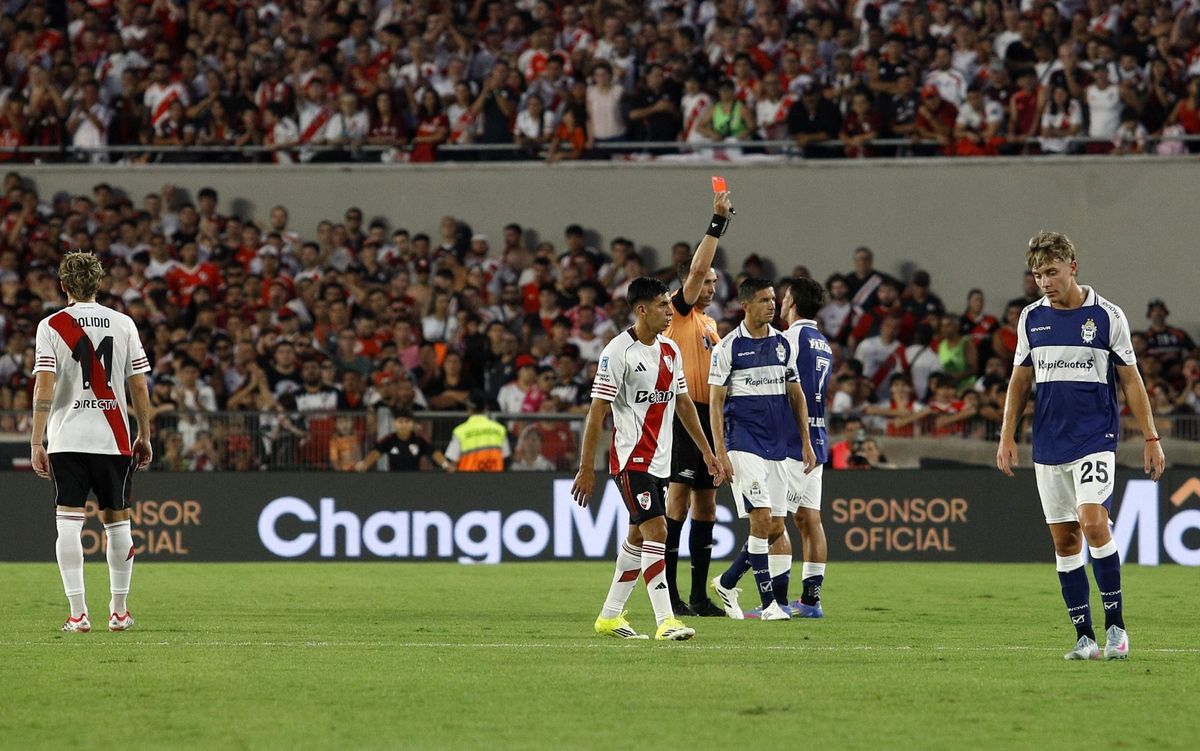 ¡Patadón y roja! La tremenda falta por la que River quedó con un hombre más en el Monumental