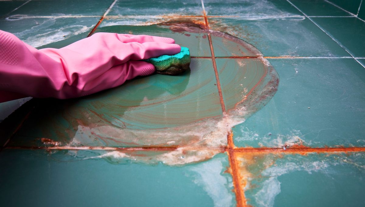 El truco con vinagre para limpiar los pegotes y manchas del piso de la cocina