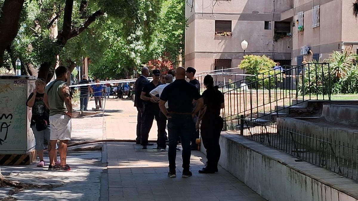 Una mujer quedó atrapada en el departamento y perdió la vida a causa de las llamas. Una mujer quedó atrapada en el departamento y perdió la vida a causa de las llamas.