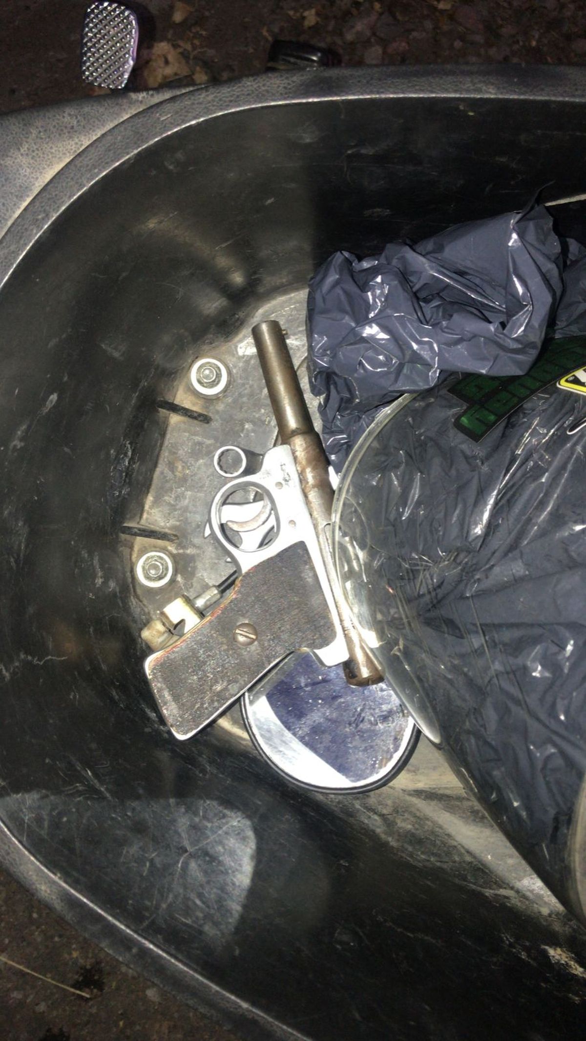 El arma encontrada en poder de un menor. El arma encontrada en poder de un menor.