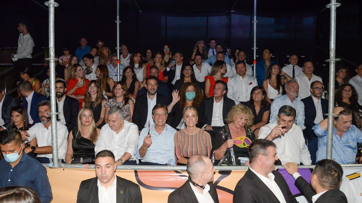 El ex gobernador Rodolfo Suárez pudo disfrutar la Vía Blanca desde el palco oficial, al igual que sus funcionarios, intendentes e invitados. El ex gobernador Rodolfo Suárez pudo disfrutar la Vía Blanca desde el palco oficial, al igual que sus funcionarios, intendentes e invitados.