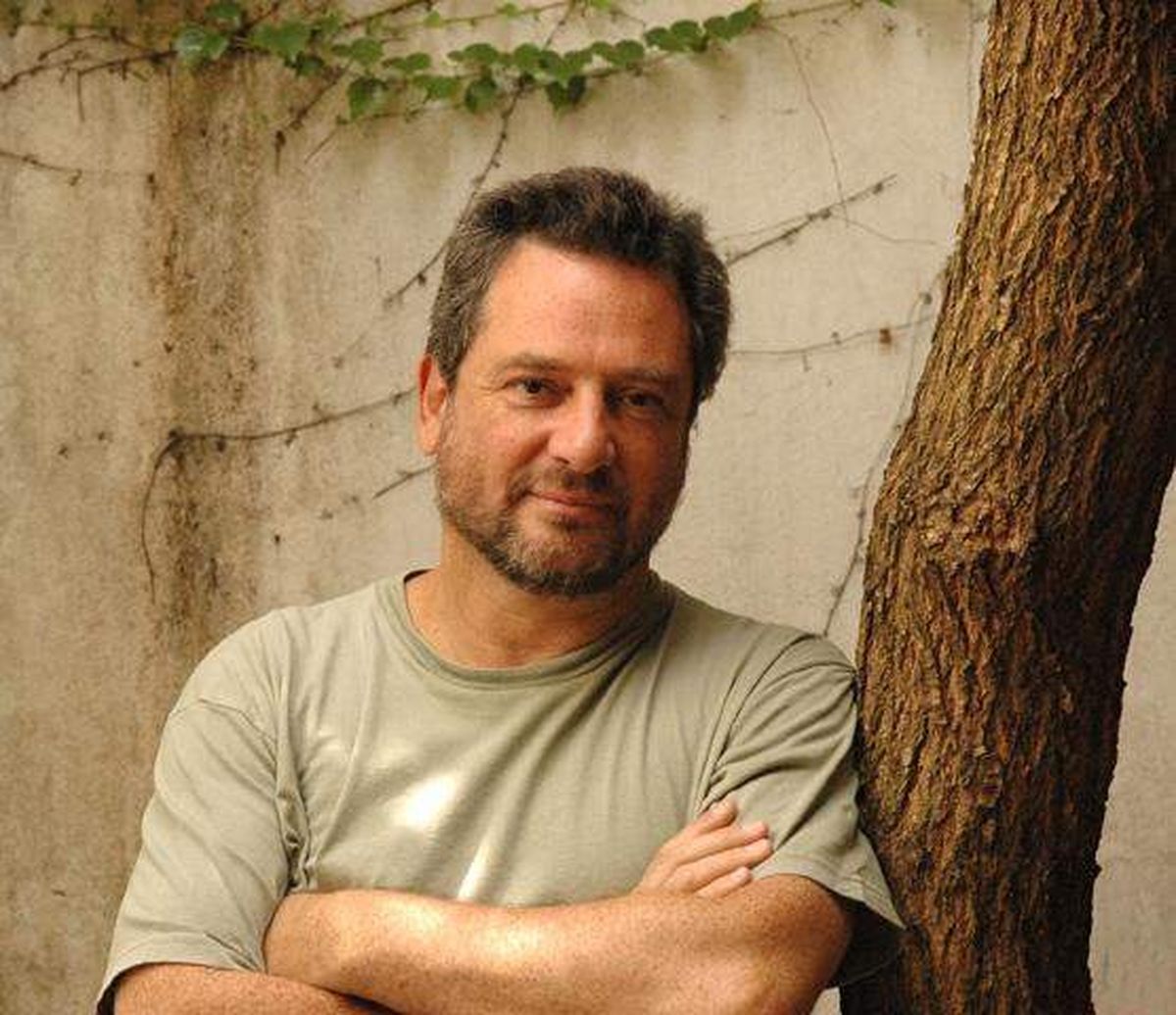 Uno de los personajes de Guebel, dejó una curiosa definición sobre Perón. Uno de los personajes de Guebel, dejó una curiosa definición sobre Perón.