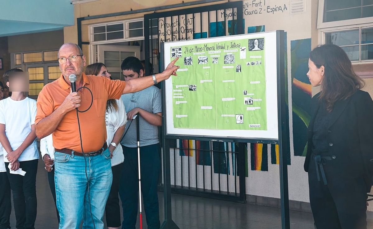 Marcelino Iglesias hablando frente a los adolescentes de la escuela Américo DÁngelo, de Guaymallén.