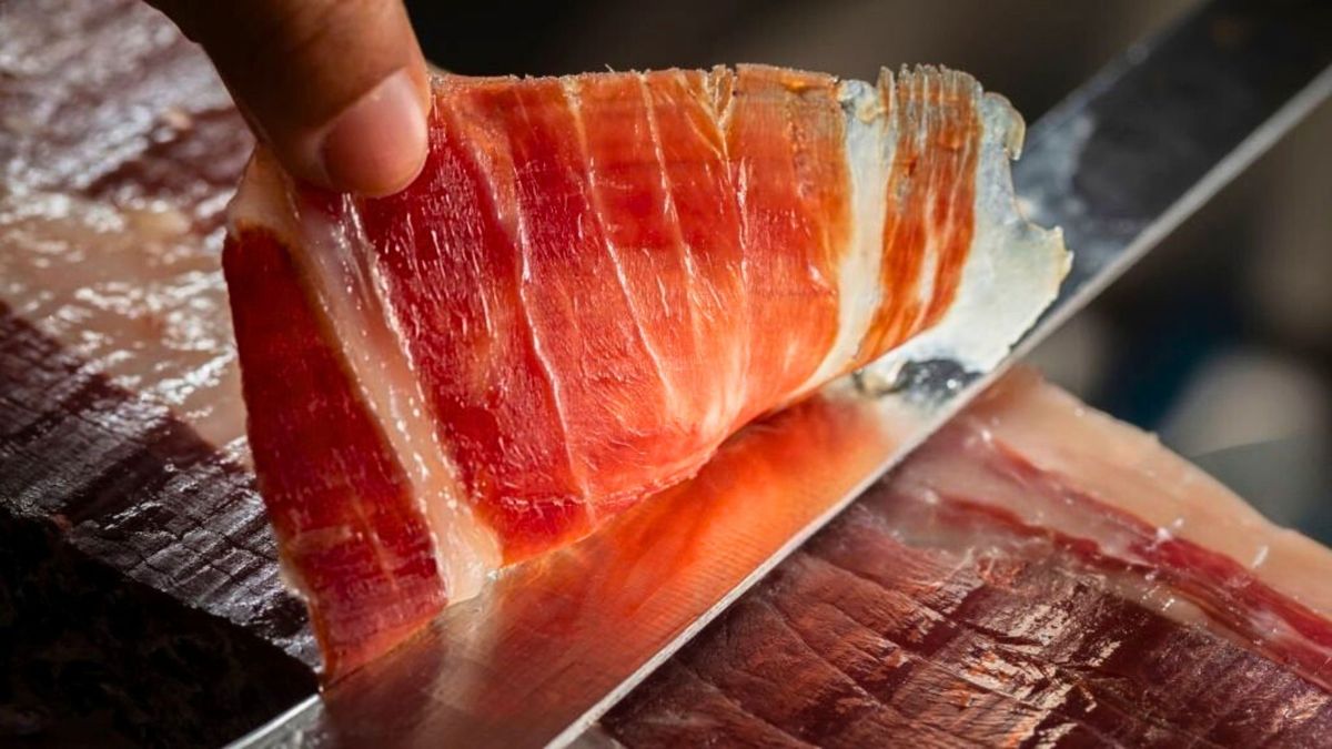 El jamón crudo es una receta de elaboración lenta con tiene un sabor auténtico e intenso. Foto: iStock.