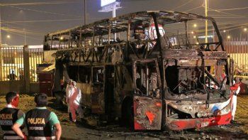 Tragedia en Perú: hubo 20 muertos al incendiarse un colectivo