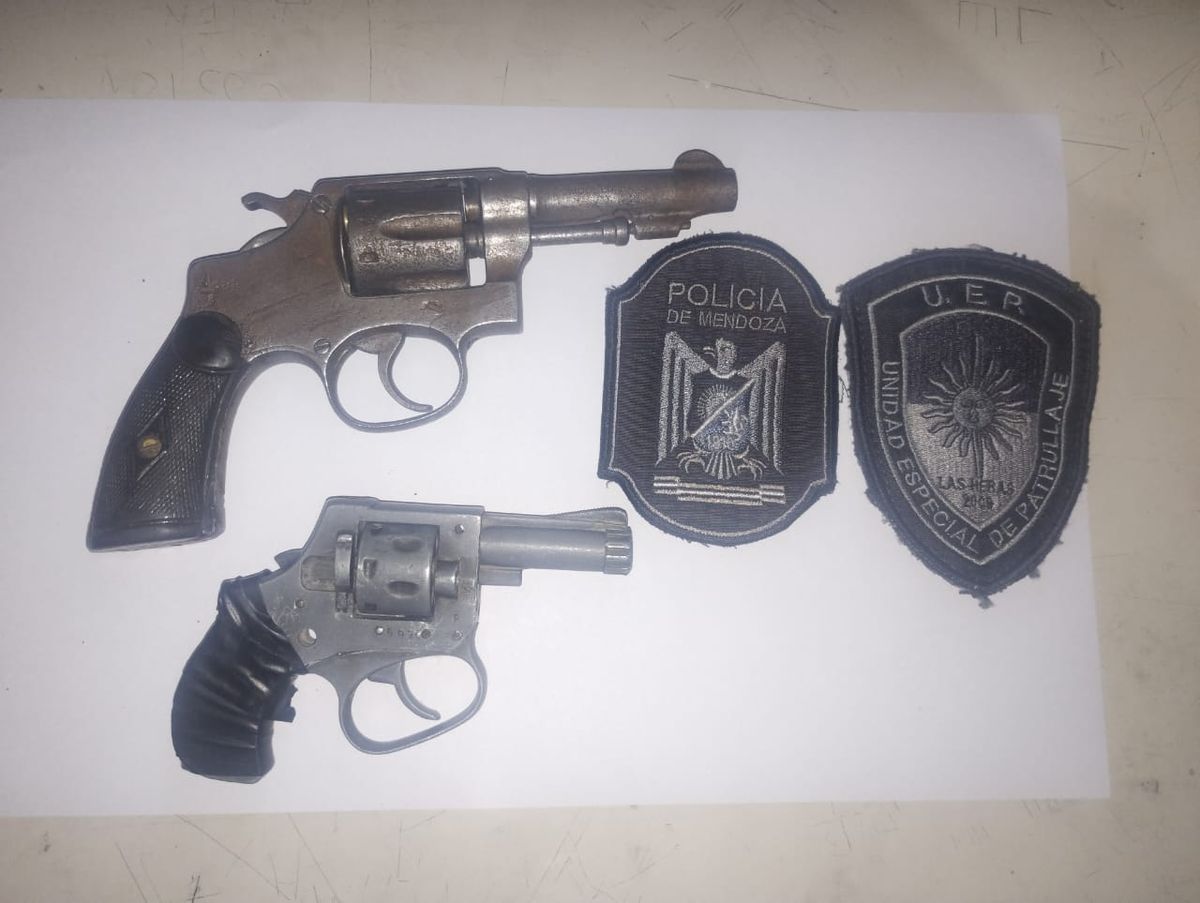 Dos menores de edad quedaron detenidos en Las Heras por portación ilegítima de armas. Dos menores de edad quedaron detenidos en Las Heras por portación ilegítima de armas.