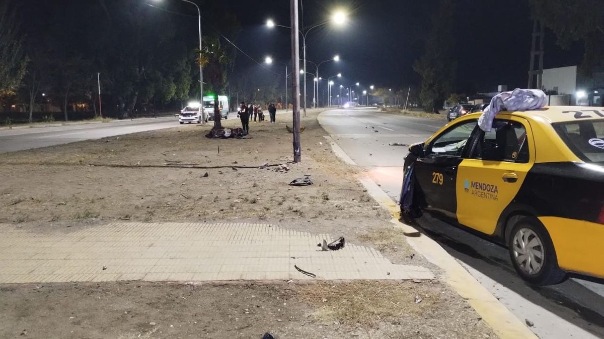 El accidente ocurrió entre un taxi y una moto en el Acceso Norte mano al Norte, a la altura del mayorista Tadicor, en Las Heras. Foto: Matías Pascualetti/ Radio Nihuil
