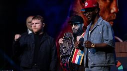 Saúl Canelo Álvarez y William Scull en el tramo final de su pelea por el título mundial unificado de peso supermediano.