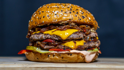El truco con un ingrediente inesperado para una hamburguesa perfecta, según los cocineros y la ciencia