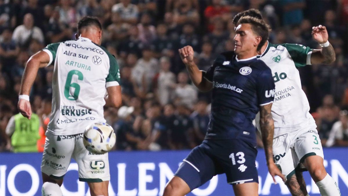 Osella lucha por la posesión del balón.