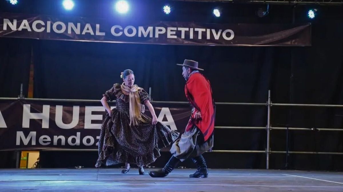 Se cruzaron en 2003. Ella es 5 años mayor que él y ya tenía un hijo. Y él era alumno de la hermana de ella, pero nunca aprobado la materia. Se cruzaron en 2003. Ella es 5 años mayor que él y ya tenía un hijo. Y él era alumno de la hermana de ella, pero nunca aprobado la materia.