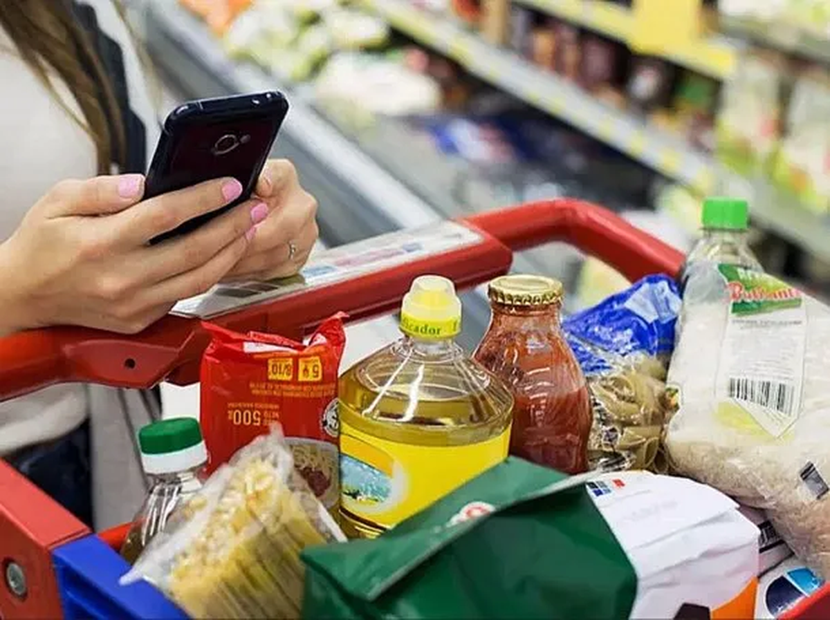 El rubro alimentos y bebidas tuvo una alza promedio de 1,9%, idéntica a la inflación mensual. El rubro alimentos y bebidas tuvo una alza promedio de 1,9%, idéntica a la inflación mensual.