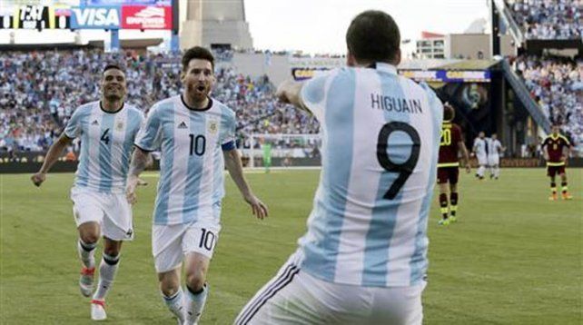 La Selección goleó a Venezuela y se metió en semis