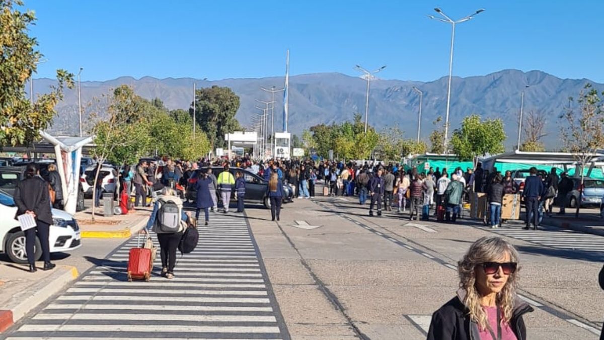 Pasajeros varados en El Plumerillo durante la emergencia, que terminó a las 10.10. Fotos: Francisco Pérez Osán Pasajeros varados en El Plumerillo durante la emergencia, que terminó a las 10.10. Fotos: Francisco Pérez Osán