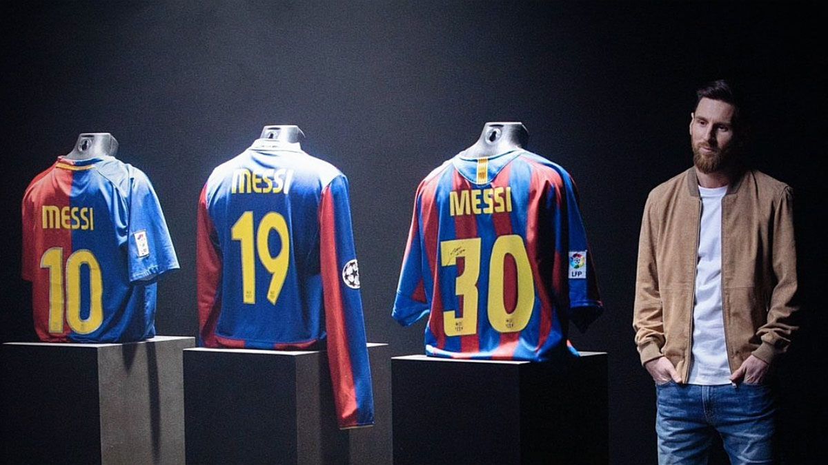 Lionel Messi con los tres números que usó en el Barcelona