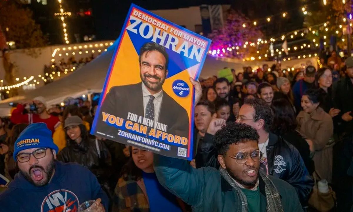 Simpatizantes del candidato del Partido Demócrata, Zohran Mamdani, celebran luego de conocer su triunfo para la alcaldía de Nueva York este martes, en Nueva York (Estados Unidos). Crédito: EFE/ Angel Colmenares.