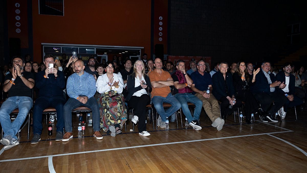 El ring side VIP con invitados gubernamentales y empresarios que disfrutaron de una gran velada de boxeo en Las Heras.