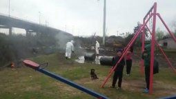 Vecinos denunciaron que desconocidos arrojaron residuos tóxicos en una plaza donde jugaban chicos
