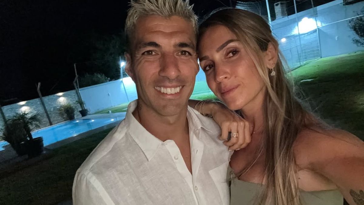 El goleador Luis Suárez y su esposa Sofía Balbi