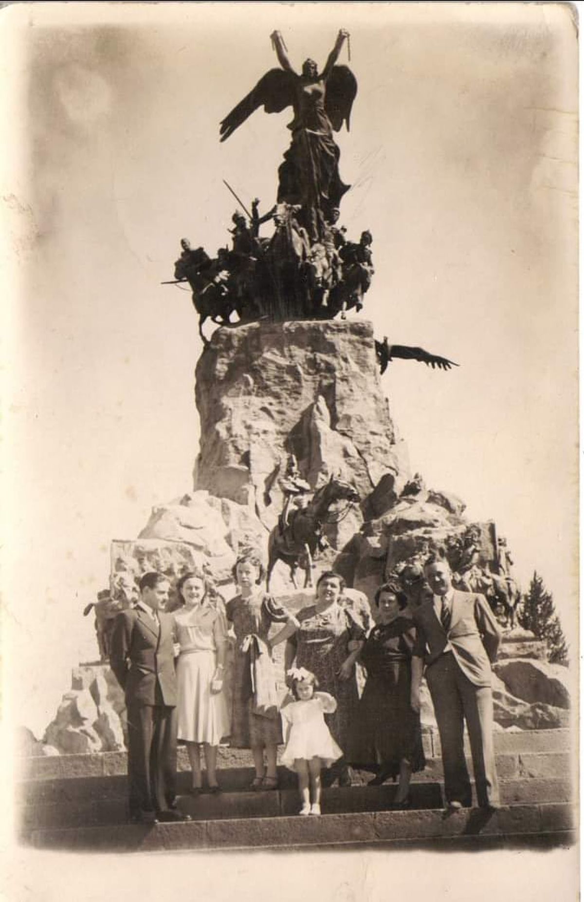 Familia Tolosa en el Monumento de los Andes, fotografía tomada en la década del 40.