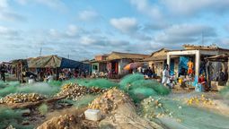 Rellenan con basura un humedal y construyen casas donde antes llegaba el agua