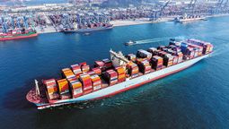 El gran barco de carga que transporta contenedores de comercio exterior sale del puerto de Qingdao, en Qingdao, provincia de Shandong. YU FANGPING / PARA CHINA DAILY.