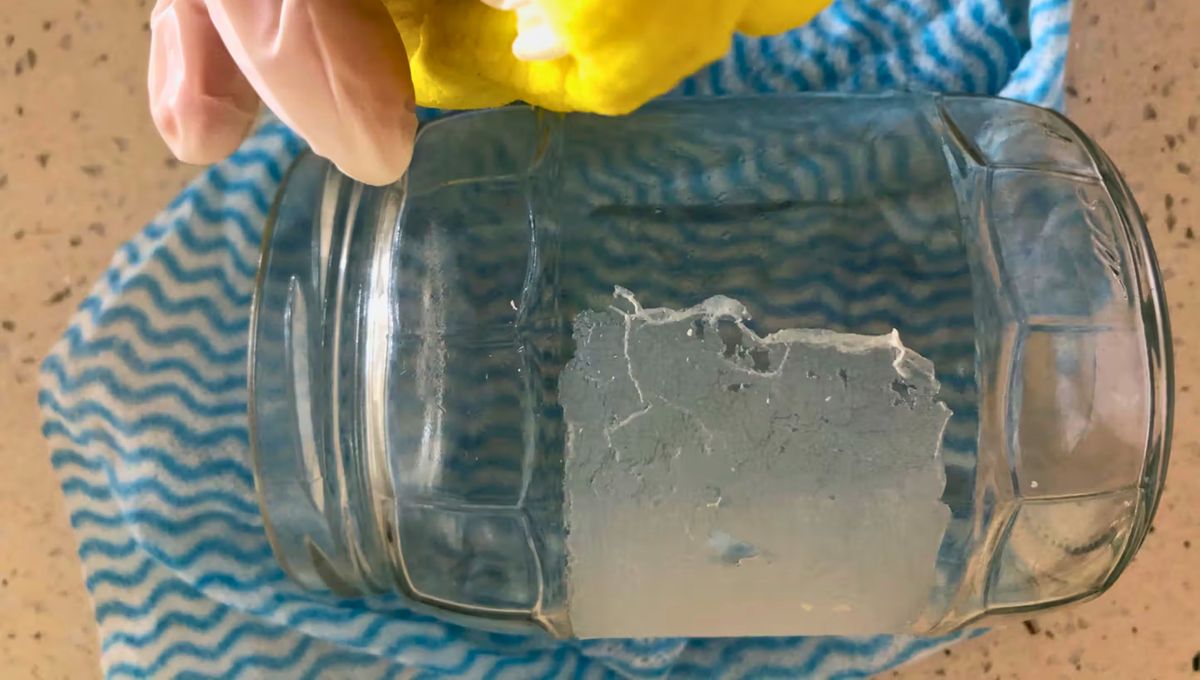 El calor y el ácido ablandan los restos de pegamento. El calor y el ácido ablandan los restos de pegamento. 