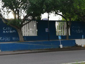 Las paredes de la sede con pintadas contra José Mansur.