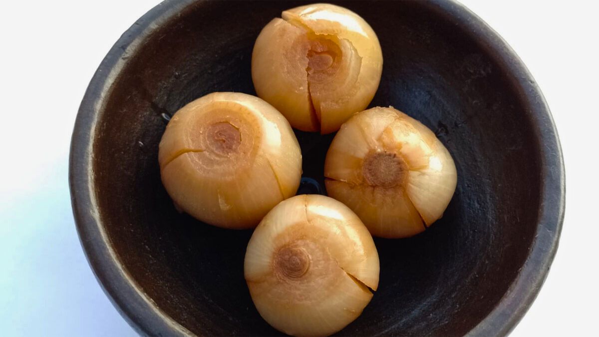 La receta de cebollitas en escabeche se hace con simples ingredientes y pasos muy fáciles de hacer.