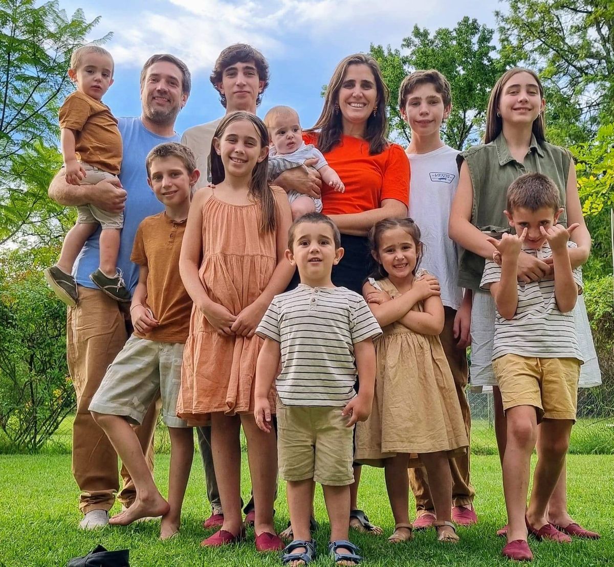 Magdalena y Francisco tienen 10 hijos en escalera y aseguran que transformarán el miedo a las vacaciones en una oportunidad. Foto: Gentileza Francisco Bär.