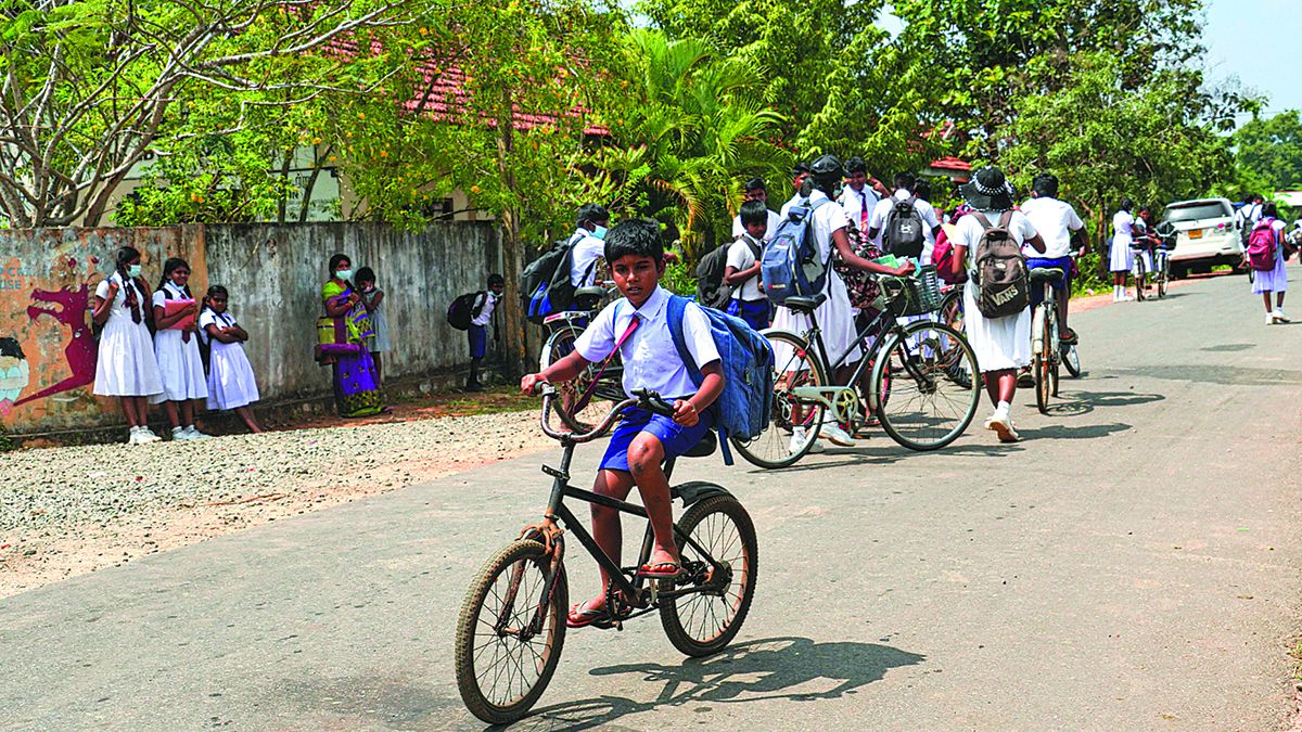 Unos estudiantes recorren la carretera construida por una empresa china en Vavuniya, Sri Lanka, en marzo. TANG LU / XINHUA