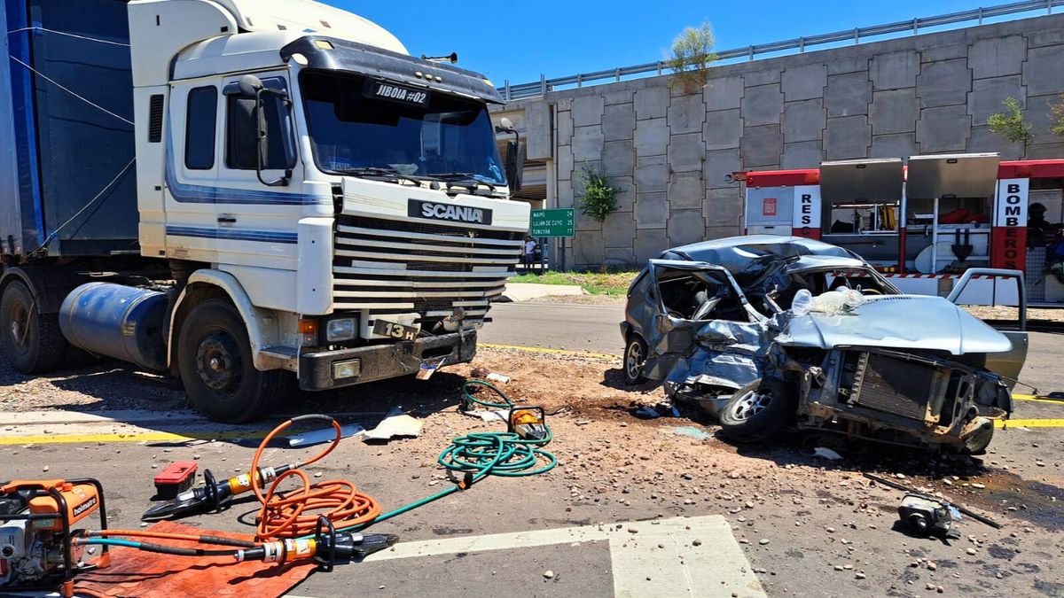 Así quedó el Fiat Uno tras sufrir el impacto del camión.