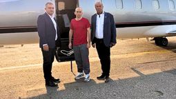 Nahuel Gallo, en un aeropuerto de Venezuela minutos antes de viajar a la Argentina. Estuvo acompañado por dos dirigentes de la Asociación del Fútbol Argentino (AFA): Luciano Nakis y Fernando Isla Casares. Nahuel Gallo, en un aeropuerto de Venezuela minutos antes de viajar a la Argentina. Estuvo acompañado por dos dirigentes de la Asociación del Fútbol Argentino (AFA): Luciano Nakis y Fernando Isla Casares.