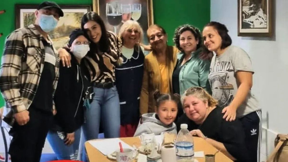 Con su grupo del taller literario, que es terapia pura y ayuda a sanar. Con su grupo del taller literario, que es terapia pura y ayuda a sanar.
