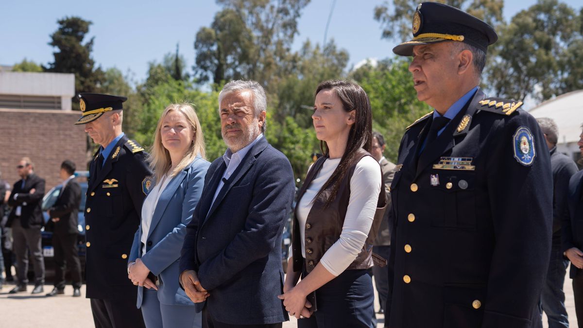 Alfredo Cornejo y Mercedes Rus estuvieron acompañados por la vicegobernadora Hebe Casado; el director general de Policías, Marcelo Calipo y el subdirector general de Policías, Roberto Favaro. Alfredo Cornejo y Mercedes Rus estuvieron acompañados por la vicegobernadora Hebe Casado; el director general de Policías, Marcelo Calipo y el subdirector general de Policías, Roberto Favaro.