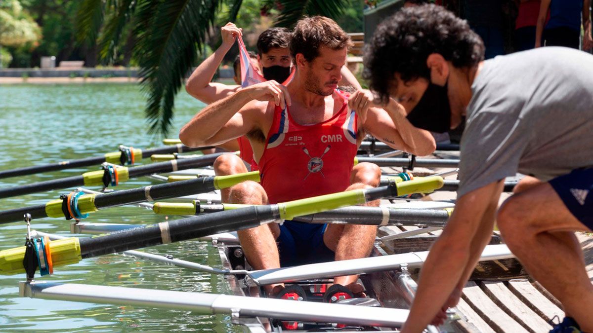 El Club Mendoza de Regatas presentó su Ocho Largos con timonel. (Martín Pravata/UNO).