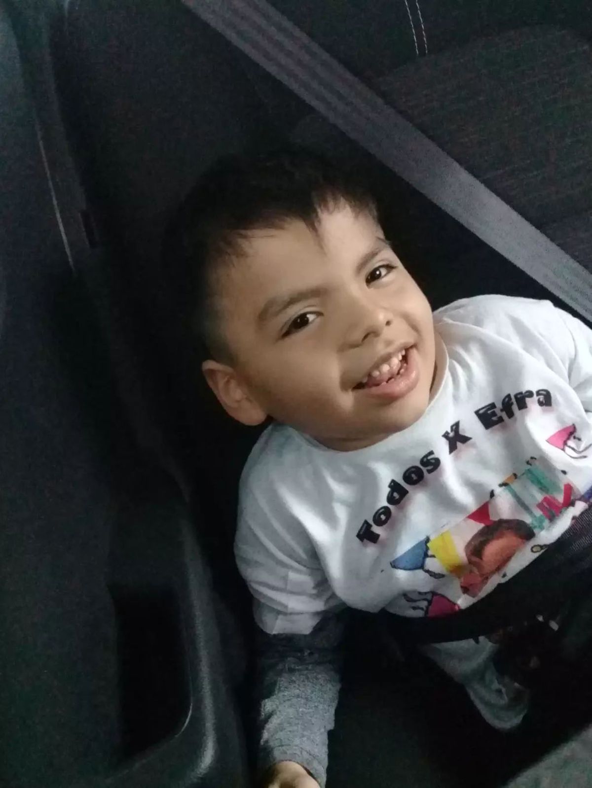 Efraín Dalcecco es un nene de seis años que tiene parálisis cerebral. Le robaron el auto a su tía y adentro estaba la silla de ruedas con la que se moviliza.